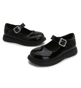 Detalle de zapatos Mary Jane de charol negro con hebillas plateadas y suelas de goma gruesas