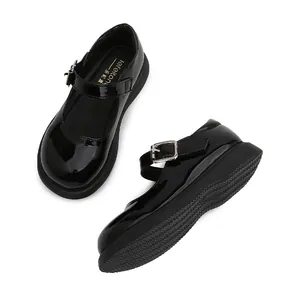 Detalle de zapatos Mary Jane de charol negro para niña con suelas de goma gruesas