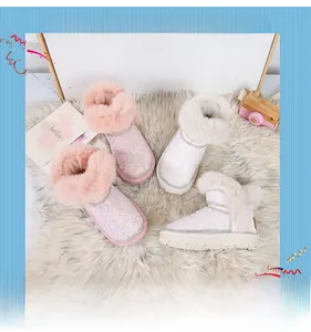 Dettaglio stivali da neve per bambine con glitter, pelliccia sintetica e suole antiscivolo