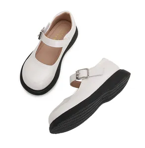 Primer plano de zapatos Mary Jane de charol blanco con suelas de plataforma negras