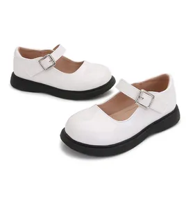 Vista de zapatos Mary Jane de charol blanco para niñas con suelas de goma negra gruesas