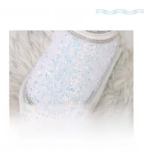 Dettaglio di stivali da neve bimba con tessuto glitterato e bordo in ecopelliccia