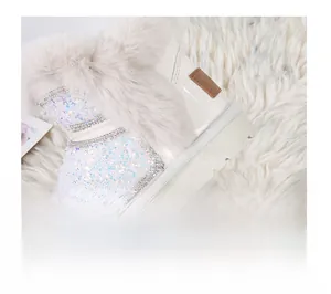 Dettaglio di stivali invernali bianchi con bordo in peluche e tacco basso 2cm