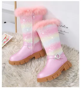 Detalle de botas rosa para niña con lentejuelas degradadas, piel sintética y hebilla perla
