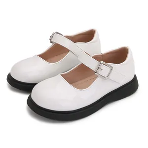 Zapatos Mary Jane de charol blanco para niña con suelas de goma negra y hebillas