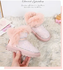 Dettaglio degli stivali da neve rosa con paillettes per bambine e bordo in ecopelliccia