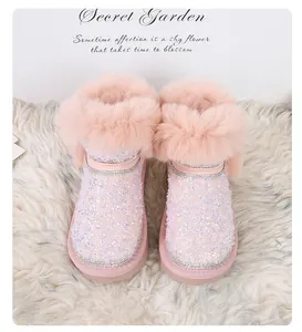 Dettaglio stivali invernali rosa con paillettes da bambina con pelliccia sintetica e strass