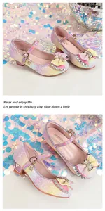 Detail von Mädchen Prinzessin Schuh mit rosa Schleife, Pailletten und Stern-Anhänger
