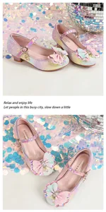 Detailansicht der glitzernden Prinzessinnenschuhe mit Schleife und Perle für Mädchen