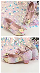Detailansicht der glitzernden Prinzessinnenschuhe mit Strassschleife und Farbverlauf