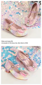 Detail von Mädchen Prinzessin Schuhen mit rosa-violetten Pailletten und Kristallschleife