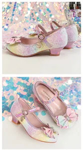 Details der glitzernden Mädchen Mary Janes mit Farbverlauf Pailletten und Kristallschleife
