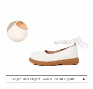 Detail van witte lakschoenen Mary Jane met parelbandje en strikaccent voor meisjes