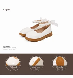 Detail van witte Mary Jane schoenen voor meisjes met parelbandje en zijden strik