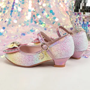 Glitzernde Mädchen Mary Jane Schuhe im Regenbogen-Farbverlauf mit Strass-Schleife