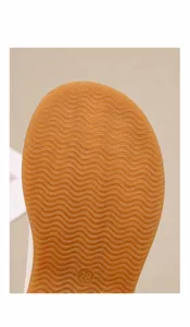 Detail van duurzame karamel rubberen zool met slipvrije golfstructuur voor Mary Janes