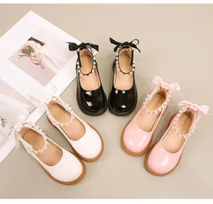 Mary Jane schoenen in zwart, wit en roze met parelbandjes en strikdetails aan de hiel
