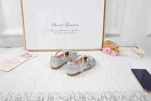 Detailansicht silberne Glitzer Mary Janes für Mädchen mit Metallic Riemen und Gummisohle