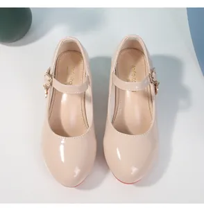 Dettaglio delle scarpe da principessa per bambina in pelle verniciata beige lucida