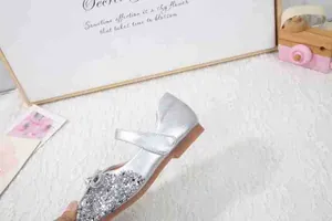 Detailansicht der silbernen Pailletten-Mary-Janes für Mädchen mit Strassschleife und Klettverschluss