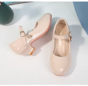 Dettaglio scarpe Mary Jane da bambina con ciondolo luna e stella e tacco largo