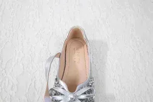 Detailansicht silberne Pailletten Mädchen Prinzessin Schuh mit 3D-Bogen auf Spitze