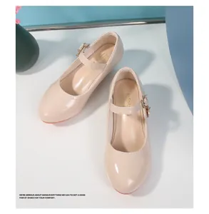 Dettaglio scarpe Mary Jane in pelle verniciata beige con fibbia dorata regolabile