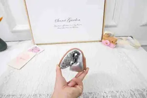 Nahaufnahme der flexiblen weichen Sohle des silbernen Pailletten Mädchen Prinzessin Schuhs