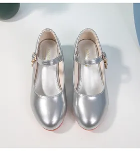 Dettaglio scarpe Mary Jane argento per bambina con ciondolo a fiore dorato