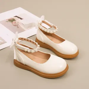 Beige Mary Jane schoenen voor meisjes met parelbandje en zijden strikdecoratie