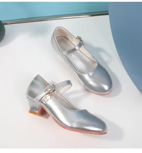 Dettaglio di scarpe Mary Jane argento per bambina con ciondolo a stella e finitura lucida