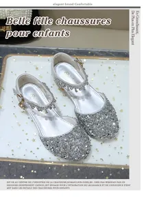 Detalle de zapatos Mary Jane de lentejuelas plateadas con correa de strass