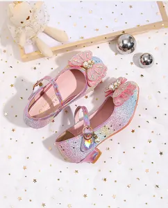 Detalle de zapatos de princesa con purpurina para niñas con lazo de perlas y pedrería