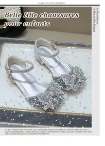 Λεπτομέρεια από ασημένια παπούτσια Mary Jane με παγιέτες και μεγάλο φιόγκο με πέρλες