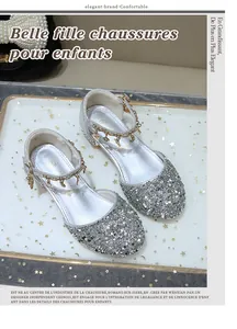 Λεπτομερής όψη Mary Jane παπουτσιών με ασημί πούλιες και χρυσά κρεμαστά στοιχεία
