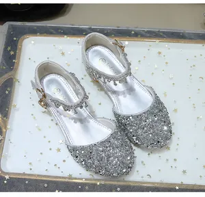 Vista de detalle de zapatos de princesa con lentejuelas plateadas y flecos de diamantes