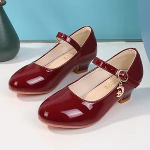 Eleganti scarpe Mary Jane da bambina in vernice bordeaux con ciondoli a luna