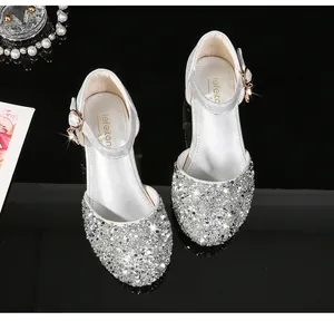 Vista detallada de zapatos Mary Jane plateados con lentejuelas para niñas con hebilla