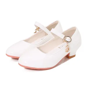 Scarpe da principessa Mary Jane in vernice bianca con tacco basso e ciondoli