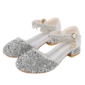 Zapatos de princesa plateados brillantes para niñas con lentejuelas, pedrería y colgantes