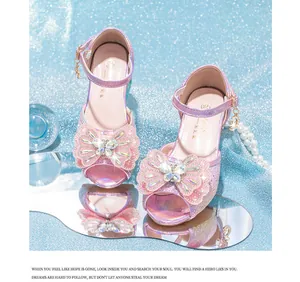 Detailansicht der glitzernden Prinzessinnenschuhe mit Schleife und Perlenanhänger