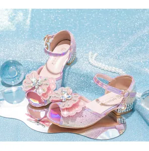 Detailansicht der rosa Glitzer-Prinzessin-Sandalen für Mädchen mit Kristallschleife