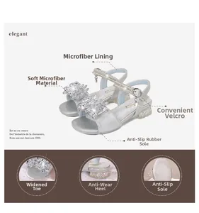 Détails des sandales de princesse argentées avec fleurs en cristal, perles et microfibre douce