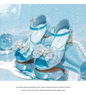 Detail der hellblauen Pailletten-Prinzessin-Sandale mit Strass-Schleife und Knöchelriemen