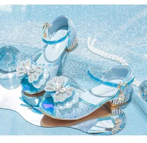Detail von glitzernden blauen Prinzessinnen-Schuhen für Mädchen mit Strass-Schleife