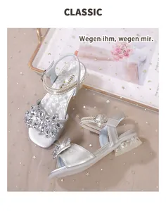 Détail de sandales de princesse pour filles avec strass brillants et perles