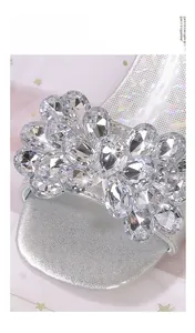 Détails macro des strass en cristal étincelants sur les sandales argentées pour filles