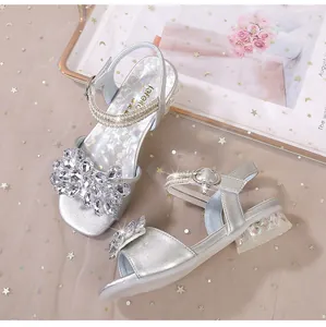 Vue détaillée des sandales de princesse argentées avec fleurs strass et bride perles