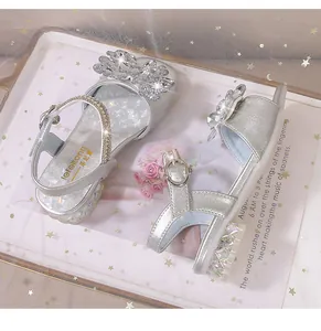 Détail de sandale argentée pour fille avec grande fleur en cristal et bride en strass