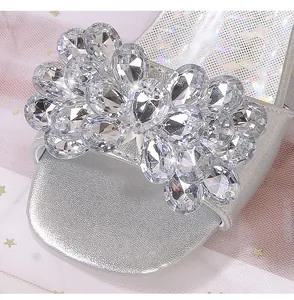 Détail des strass scintillants sur les élégantes sandales de princesse argentées pour filles